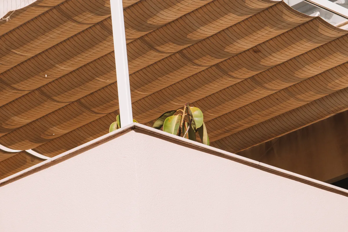 Store banne protégeant des plantes de balcon pendant une canicule