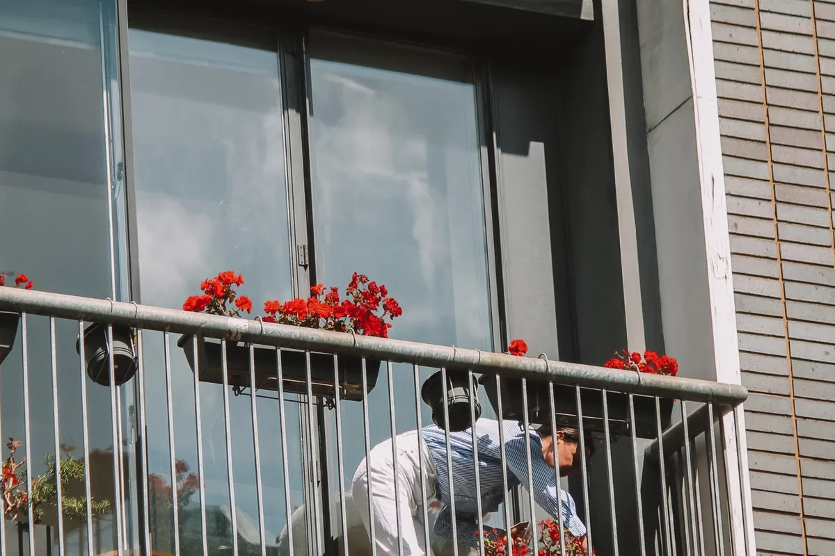 Arrosage de plantes en pot sur un balcon méditerranéen