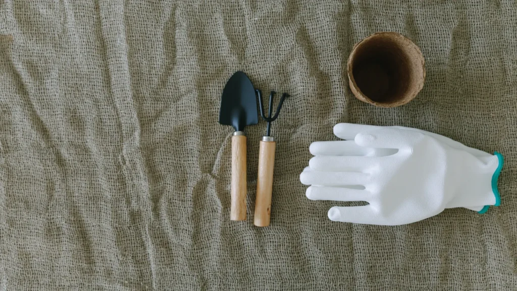 Outils de jardinage et gants posés sur une toile