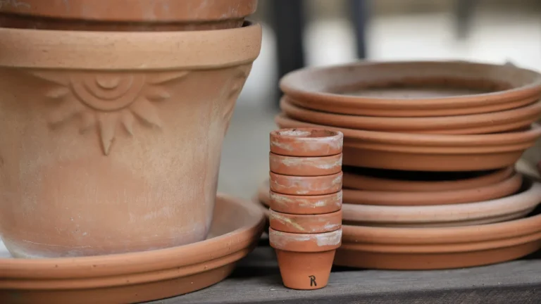 Choisir ses pots : 5 matières comparées pour un balcon méditerranéen