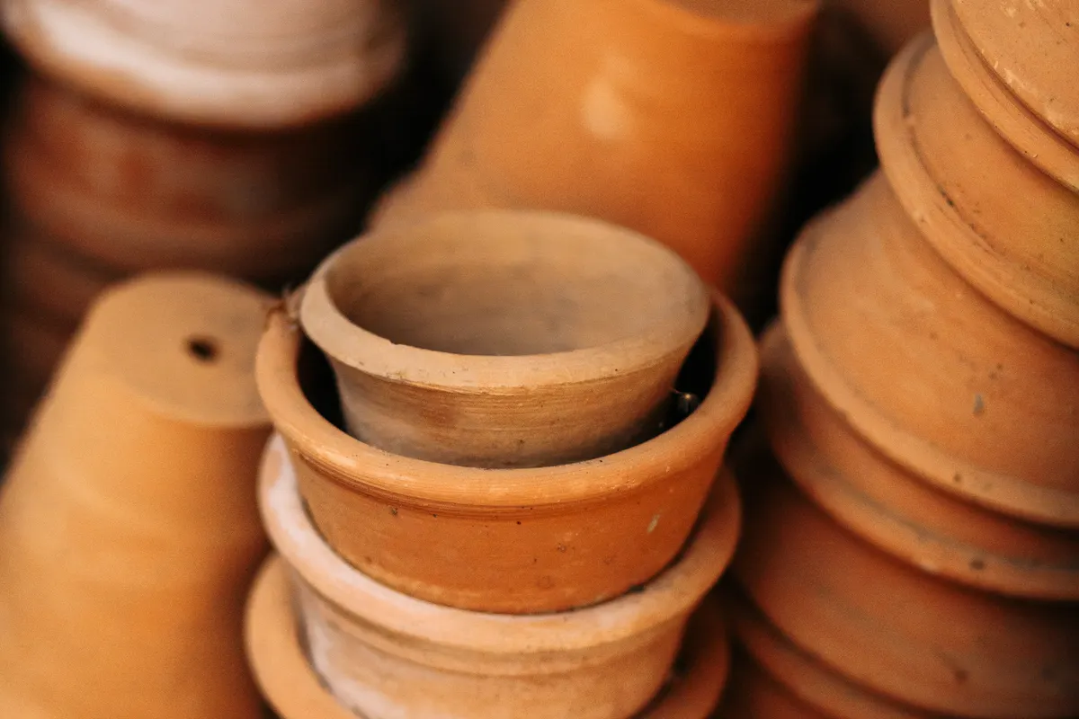 Pile de pots en terre cuite empilés dans un jardin